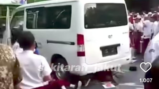 ¡Caos! Un automóvil que transportaba a un estudiante de MBG impacta el campo de la escuela primaria Kalibaru en el norte de Yakarta.