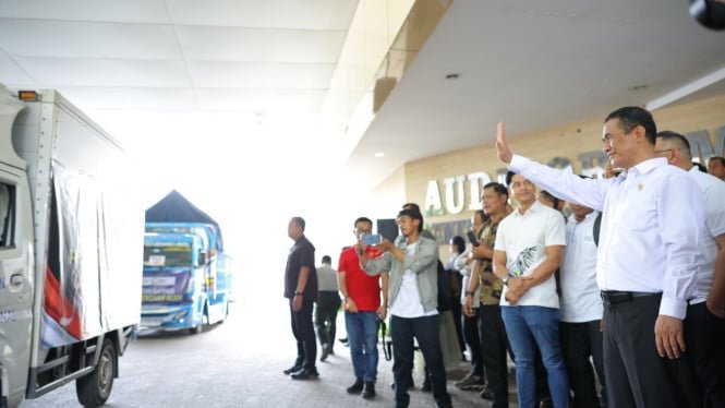 El ministro de Agricultura, Amran, volvió a liberar 153 camiones de ayuda para las inundaciones de Sumatra.