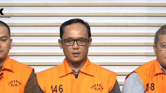 El regente central de Lampung fue acusado de aceptar un soborno para la adquisición de proyectos por valor de 5.700 millones de rupias.