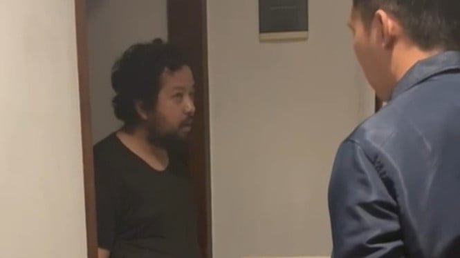 El director general de Terra Drone hizo una aparición inesperada cuando fue arrestado en su apartamento del sur de Yakarta.