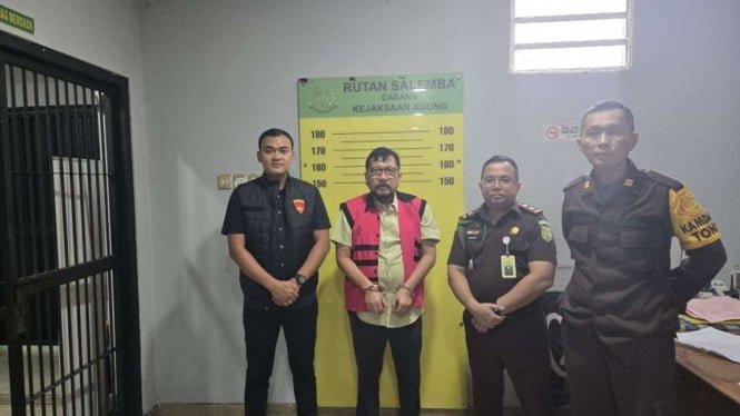 Zaroff aparece cuando Rikar es encarcelado.