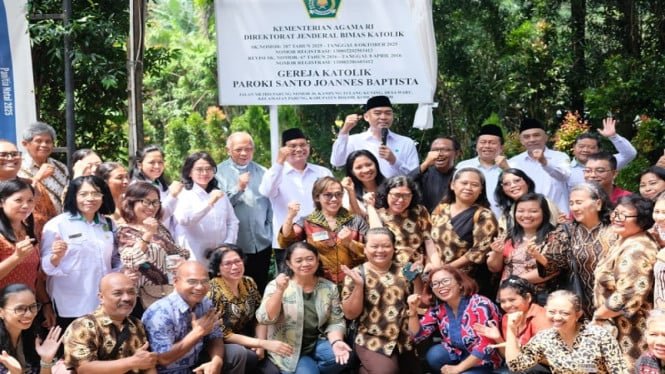 694ac893a8d88-kemenag-pasang-papan-peresmiangereja-katolik-santo-joannes-baptista-parung-bogor_665_374.jpeg