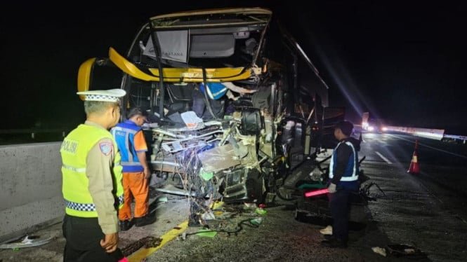 694c00518782e-kecelakaan-bus-di-tol-batang-tewaskan-1-orang_665_374.jpg