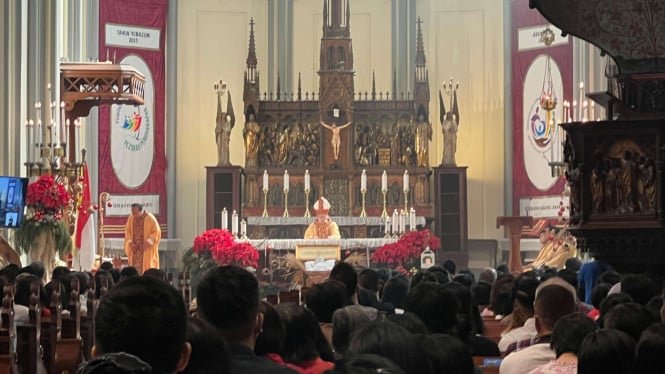 694cce6199668-suasana-misa-natal-pontifikal-di-gereja-katedral-jakarta_665_374.jpg