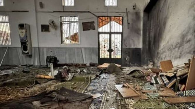 Una bomba explotó en una mezquita alauita en Siria durante las oraciones del viernes, matando a ocho feligreses e hiriendo a decenas.