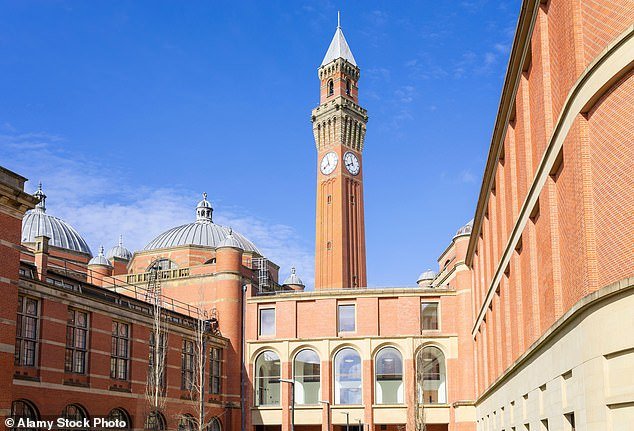 Una importante universidad británica quiere poner fin a los exámenes como parte de sus planes para «descolonizar» su escuela de negocios, porque «favorecen a los estudiantes blancos»