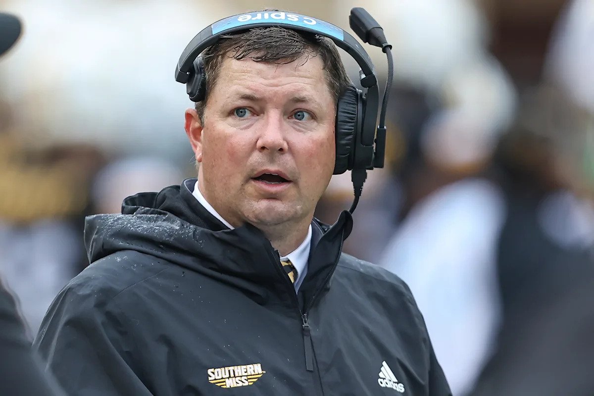 Tulane ascendió a Will Hall a entrenador en jefe para reemplazar a Jon Sumrall