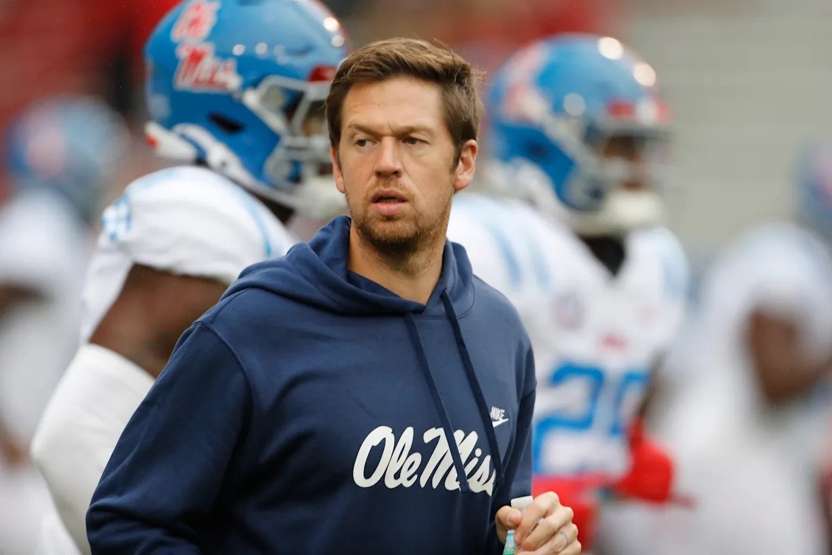 El coordinador ofensivo de Ole Miss, Charlie Weis Jr., entrenó a los Rebels en los playoffs después de seguir a Lane Kiffin a LSU.