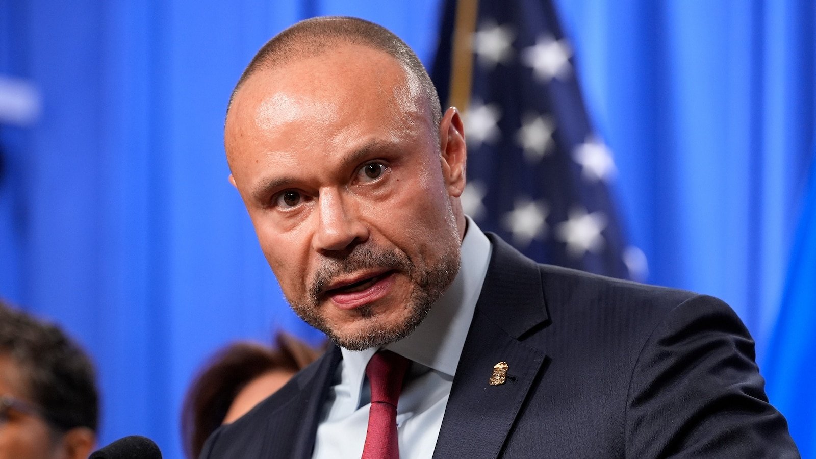 Dan Bongino dijo que dejará el cargo de subdirector del FBI en enero