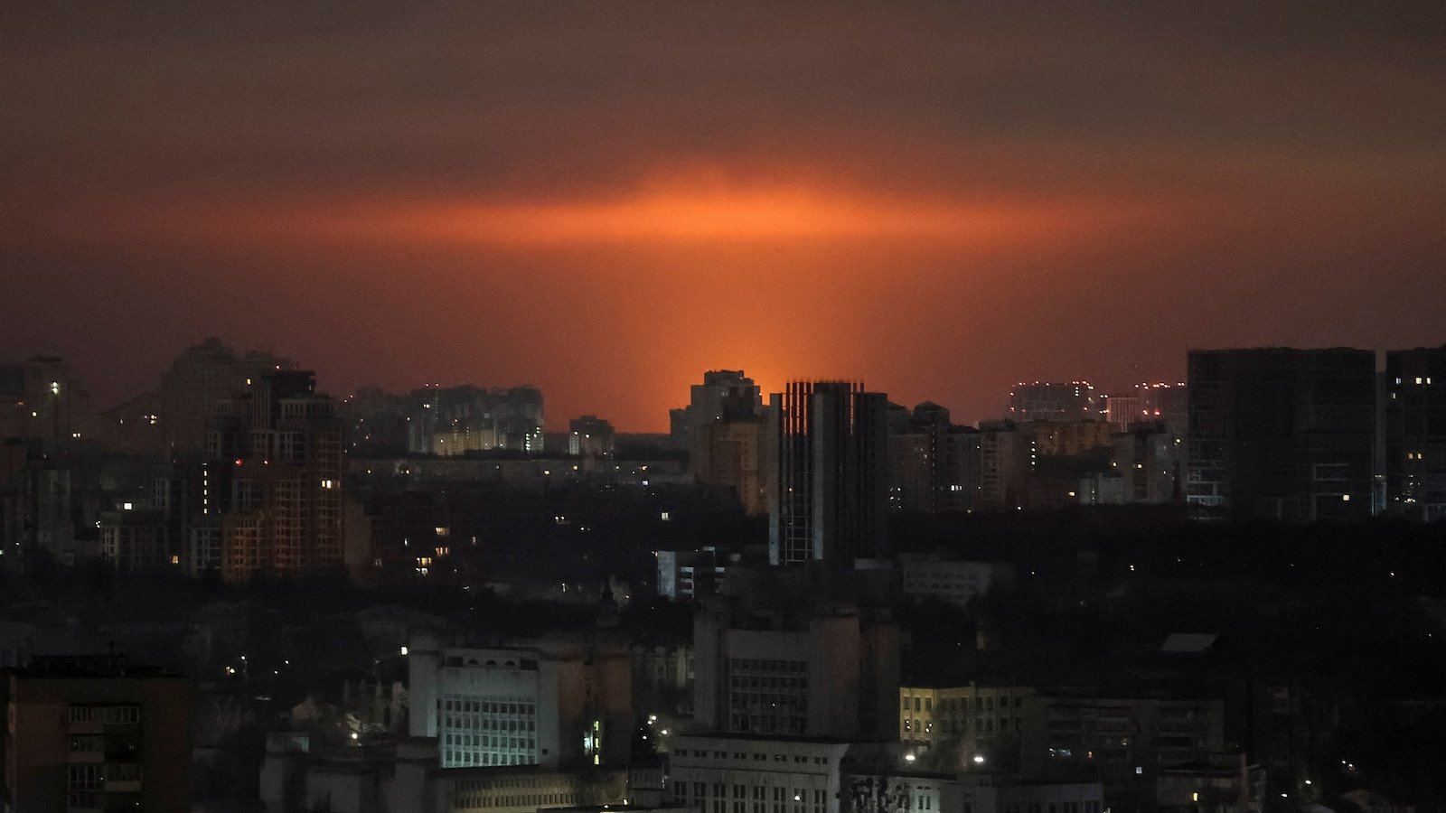 Combatientes de la OTAN luchan en Polonia mientras Rusia bombardea Ucrania