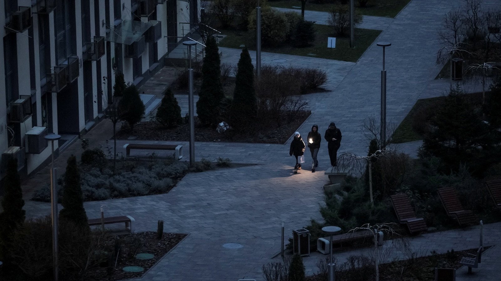 En la oscuridad y en llamas, Ucrania presiona para encender las luces