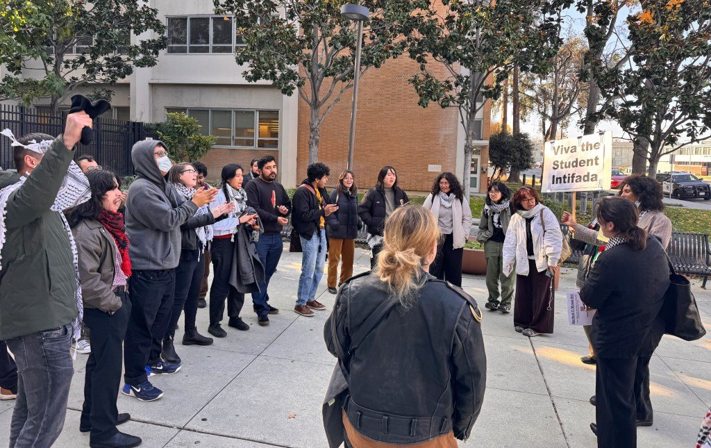 El juez Stanford rechazó una moción para eliminar la palabra «genocidio» del vandalismo criminal
