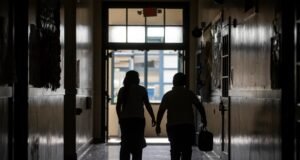 Las escuelas de California no pueden eliminar a los consejeros que mantienen con vida a los niños