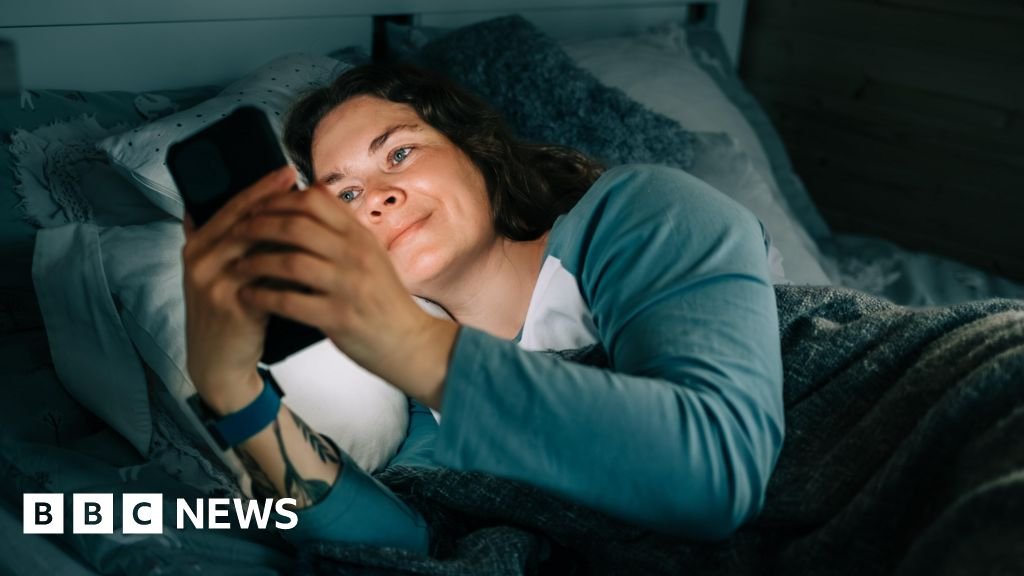 El Reino Unido pasa media hora más en línea que durante la pandemia, dijo Ofcom