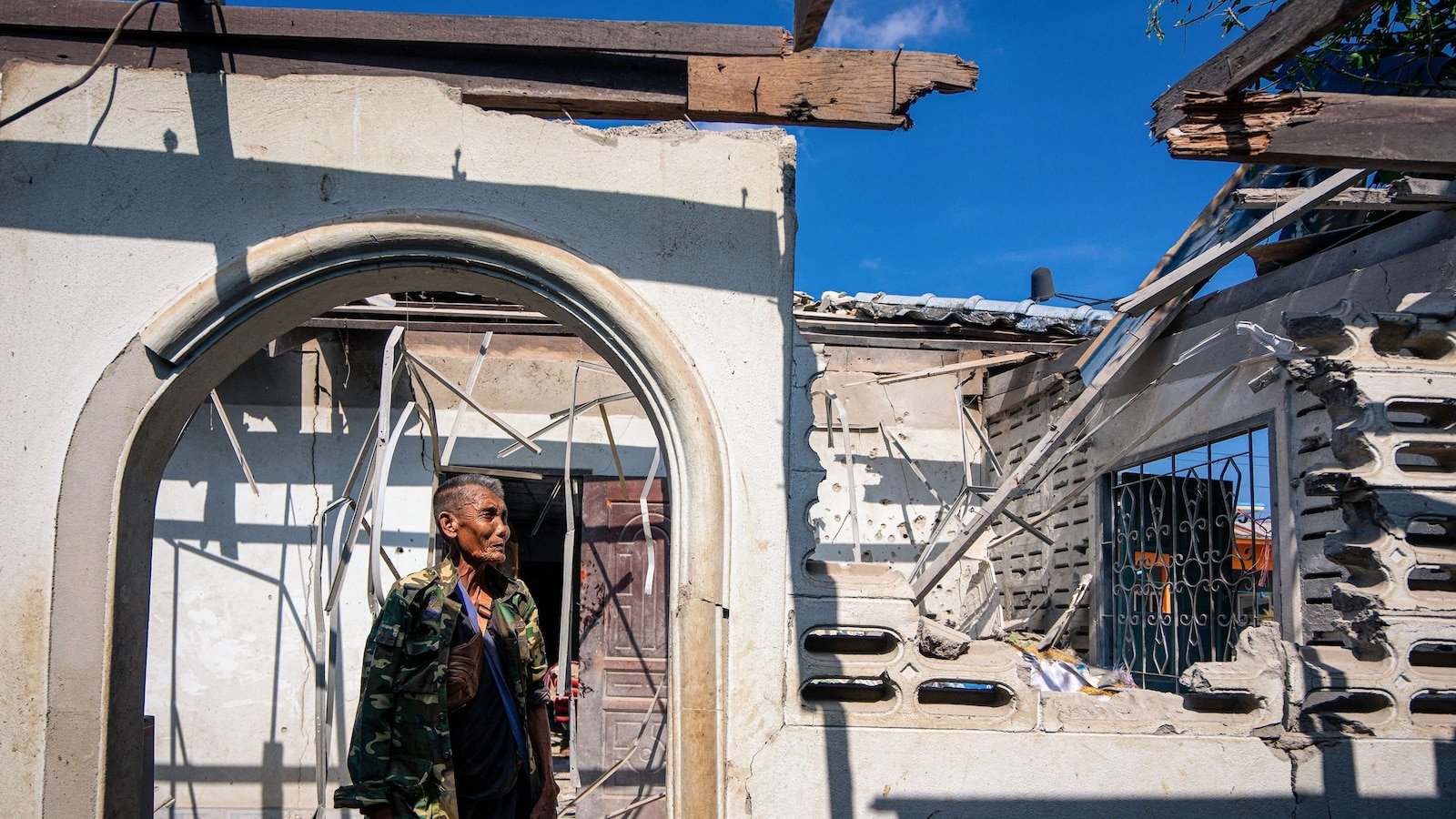 Siete civiles muertos y miles desplazados en medio de enfrentamientos fronterizos entre Tailandia y Camboya