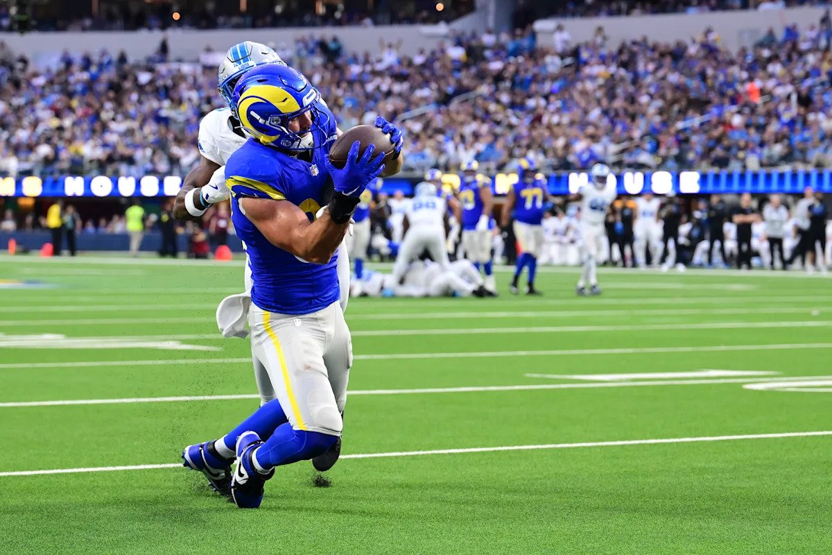 Colby Parkinson realiza una controvertida recepción de touchdown para los Rams para ayudar a liderar la remontada contra los Lions