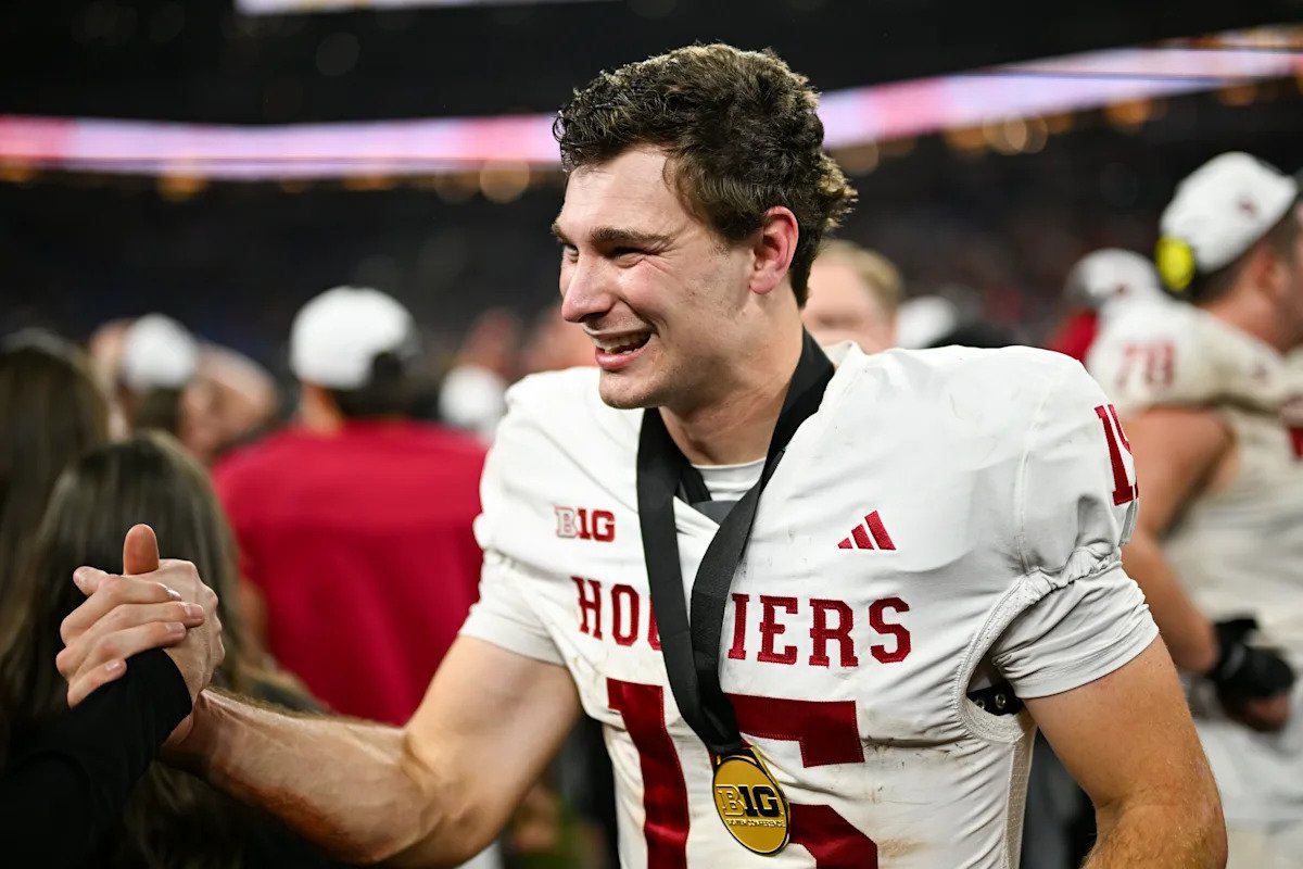 Trofeo Heisman 2025: el mariscal de campo de Indiana Fernando Mendoza y el mariscal de campo de Ohio State Julian Sain entre los finalistas antes del playoff de fútbol americano universitario