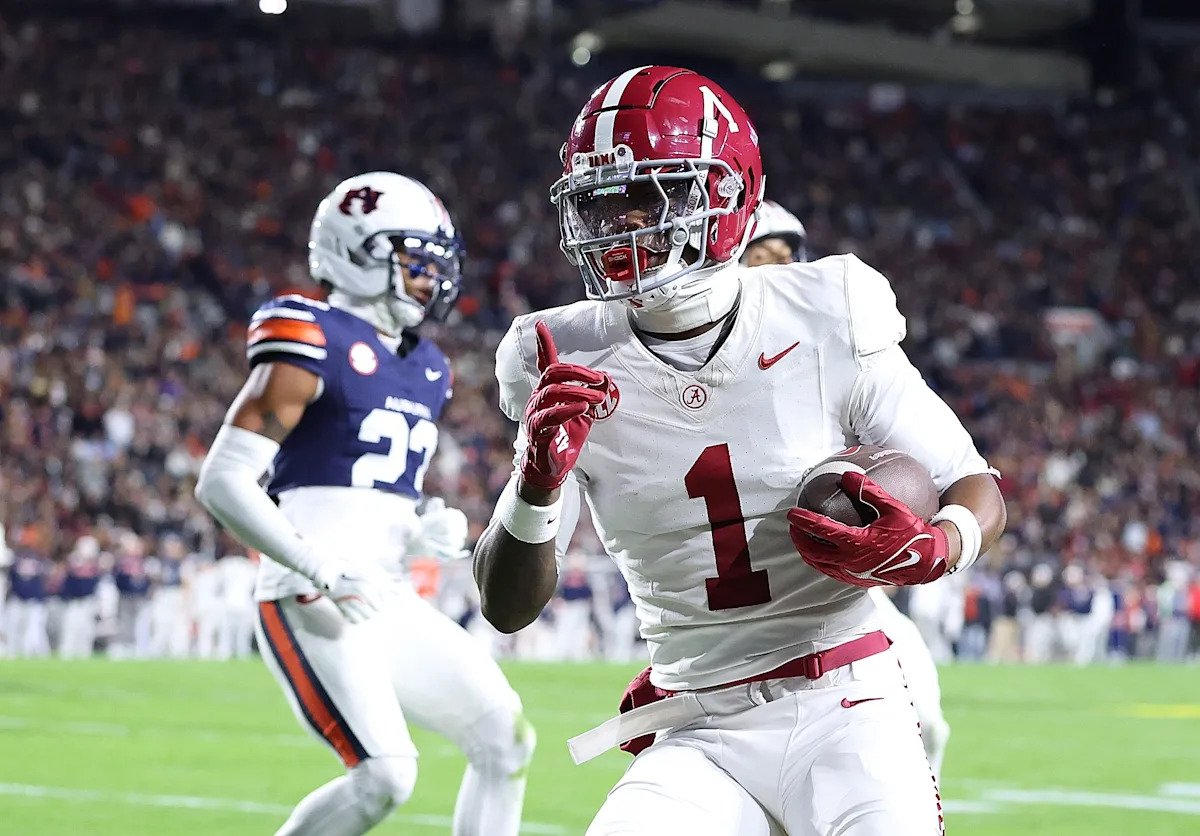 El presidente del comité de playoffs de fútbol universitario ofrece una explicación confusa de por qué Alabama superó a Notre Dame en las últimas clasificaciones