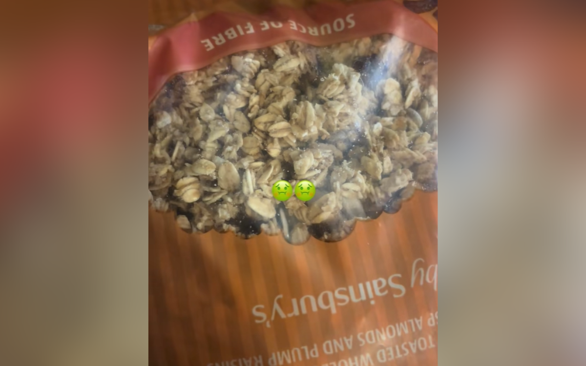 Una mujer escucha un «crujido» en una bolsa de granola: se sorprende por lo que hay dentro