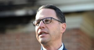 El gobernador de Pensilvania, Josh Shapiro, se enfrenta a una citación por mejoras de seguridad en viviendas privadas tras el atentado con bomba incendiaria
