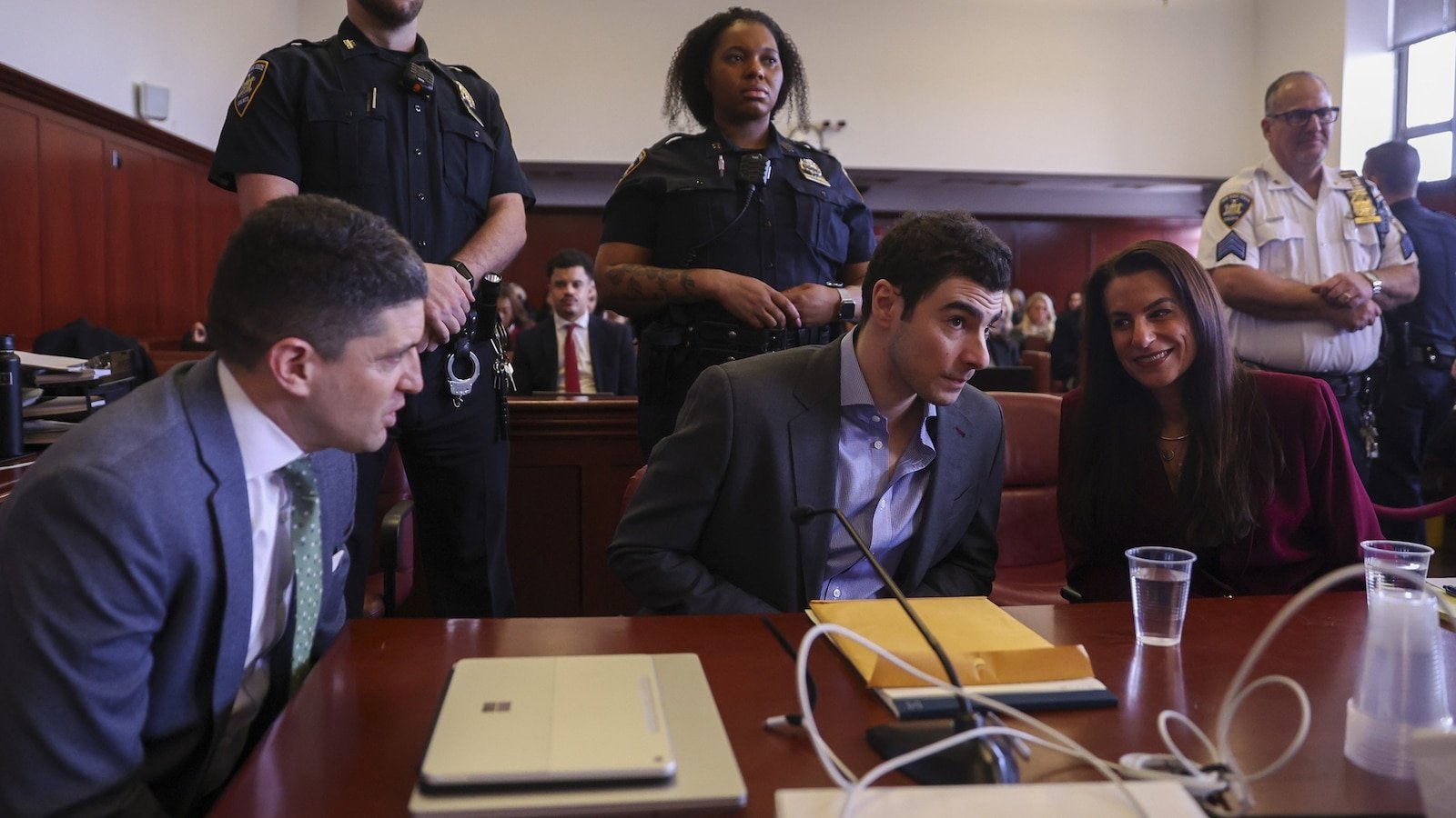 ‘¡Hay un arma!’: Un oficial testifica en el juicio sobre el hallazgo de un arma en el bolso de Luigi Mangione