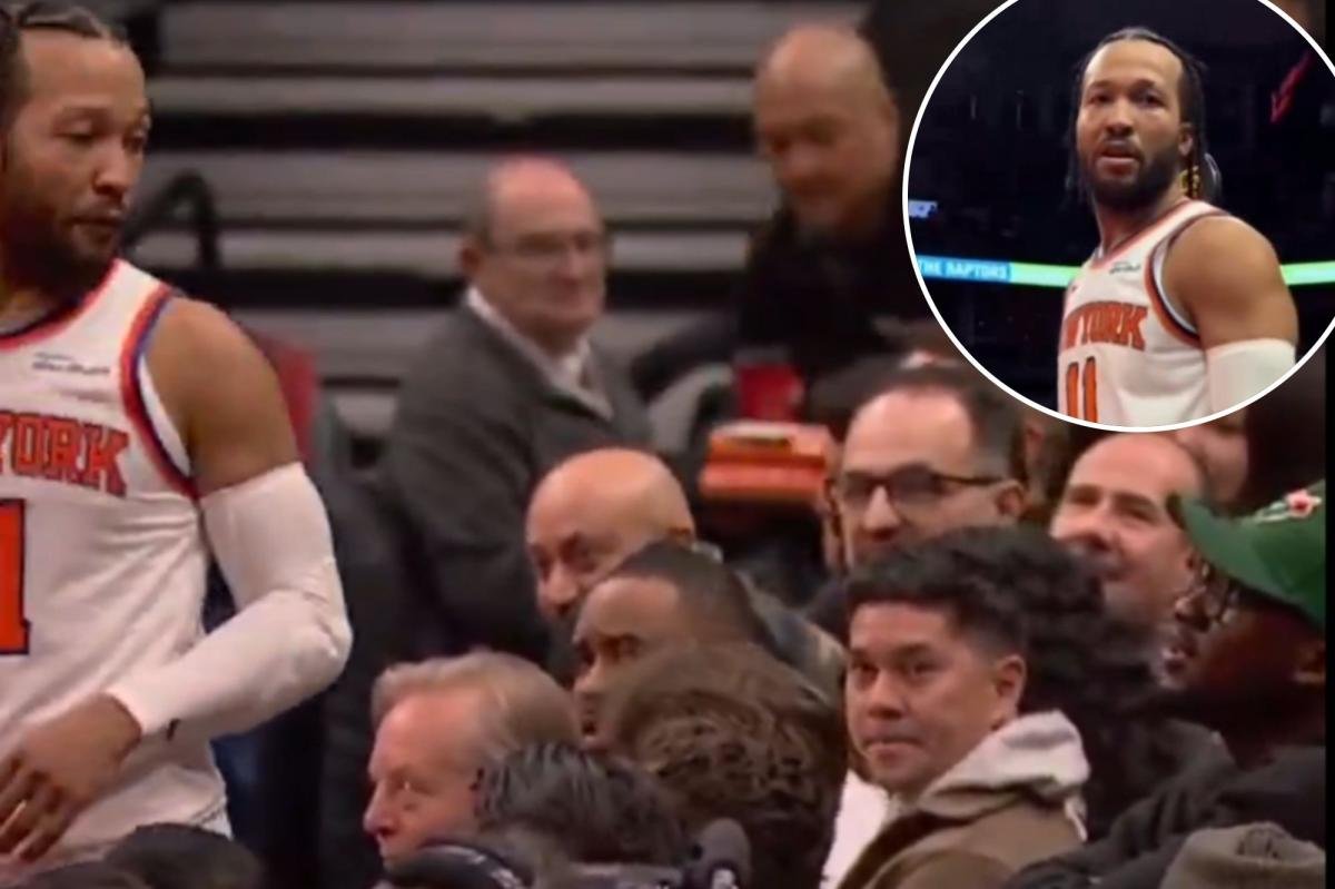 Jalen Brunson tiene un momento alegre con un fanático de los Raptors en la cancha