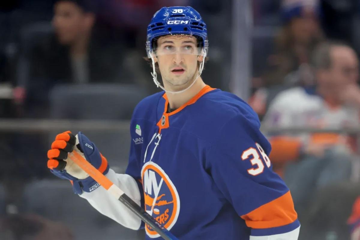 Los Islanders han degradado a Travis Mitchell, con un reemplazo en el aire