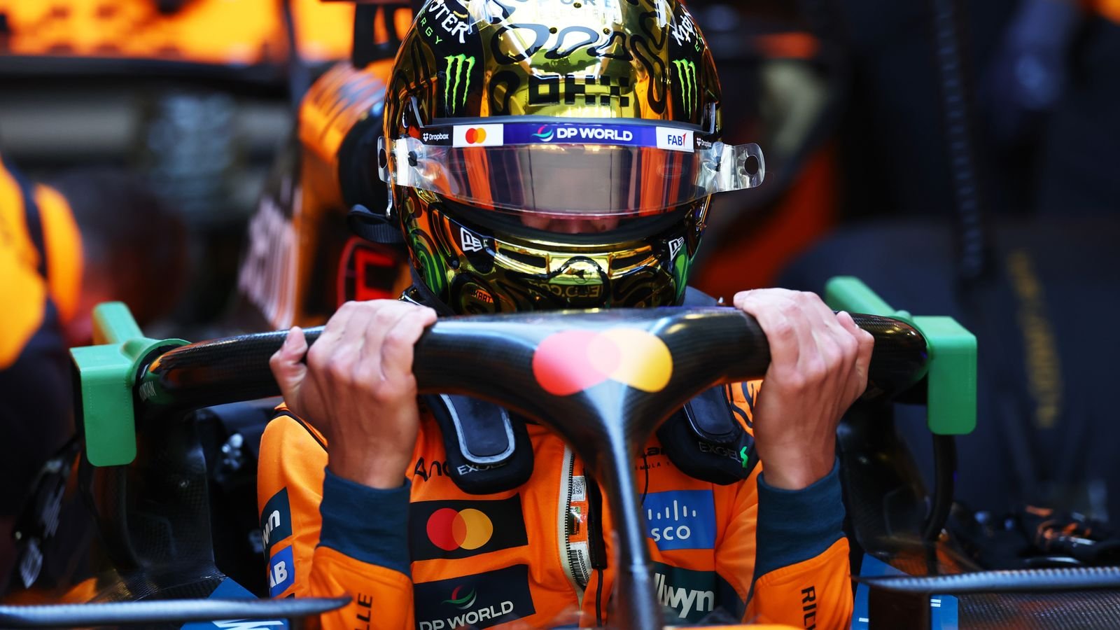 Lando Norris con casco protector dorado, pero el cambio de coche número uno espera en la prueba de Abu Dhabi mientras el nuevo campeón de F1 regresa a la pista | Noticias F1