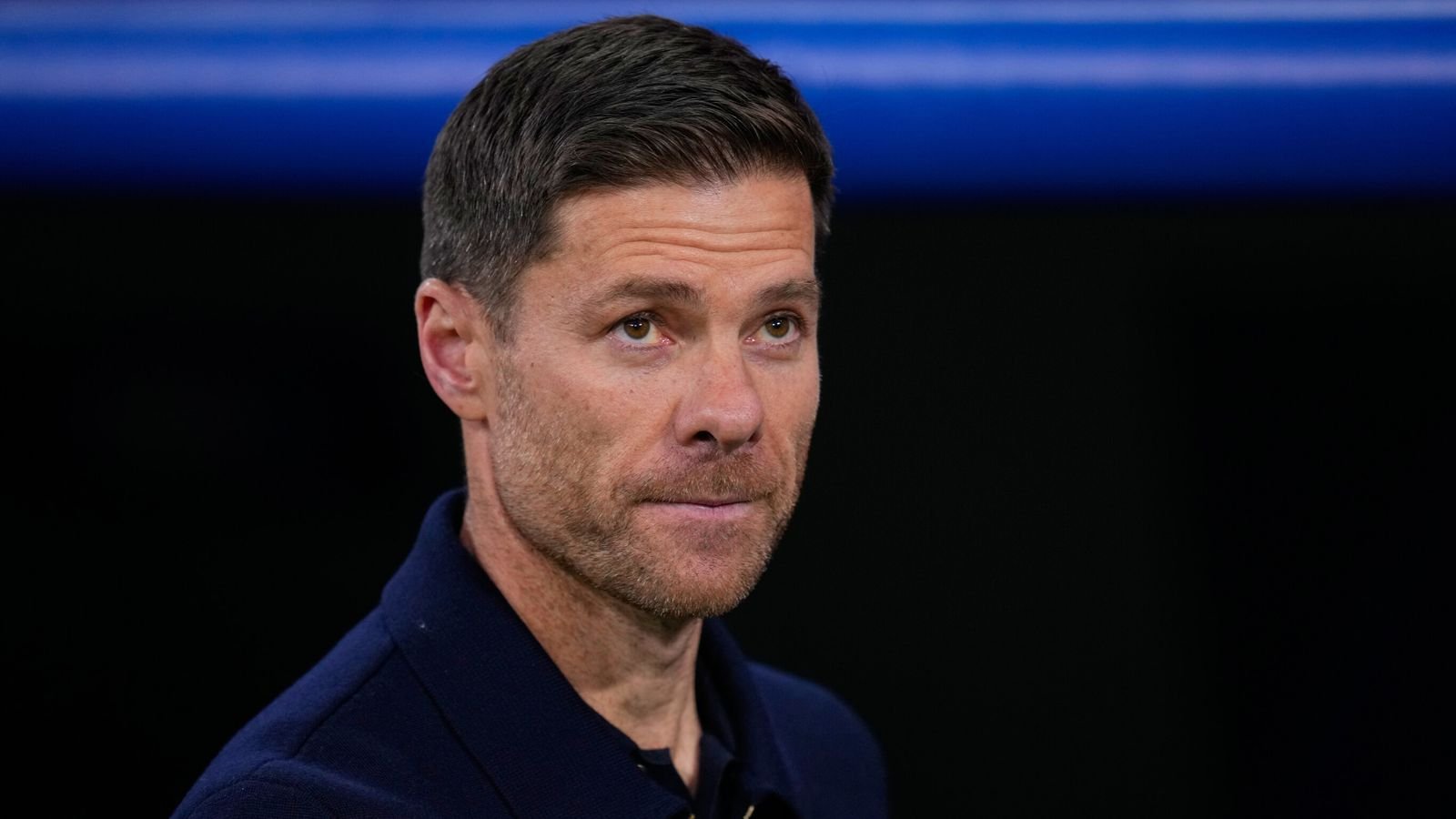 El técnico del Real Madrid, Xabi Alonso, respaldado por Jude Bellingham, pero enfrenta un futuro incierto después de la derrota del Man City