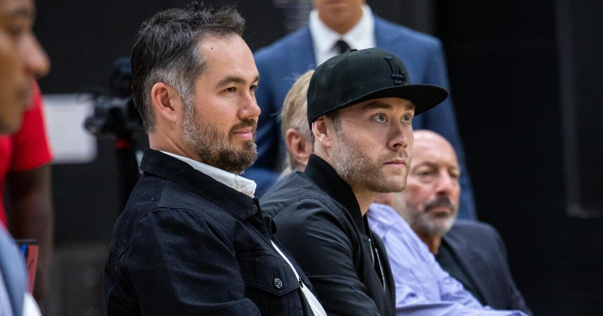 ¿Dar un golpe? Dos hermanos Buss consideran invertir en el atletismo de la MLB