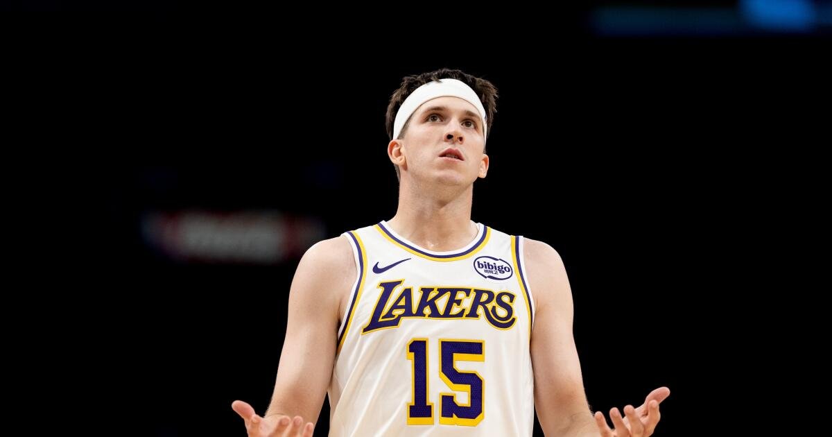 Austin de los Lakers estará de baja al menos un mes por una lesión en la pantorrilla