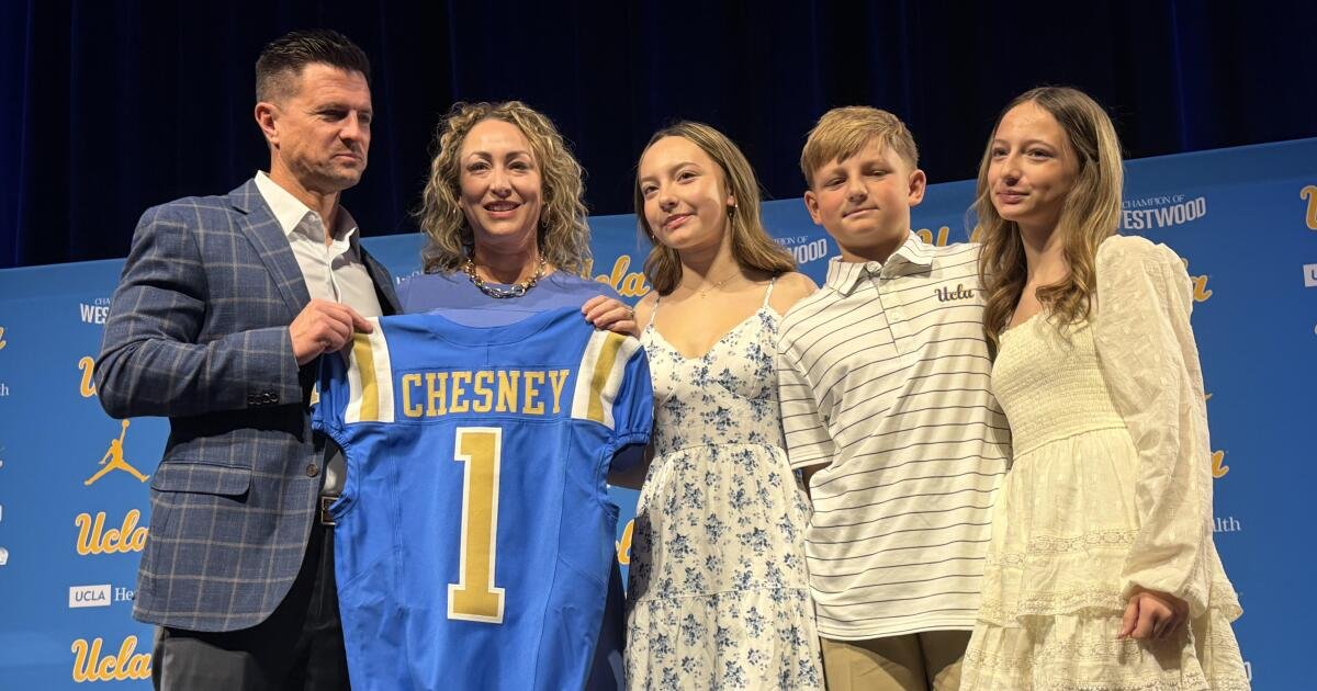 El nuevo entrenador de fútbol de UCLA da la bienvenida a los entrenadores de secundaria