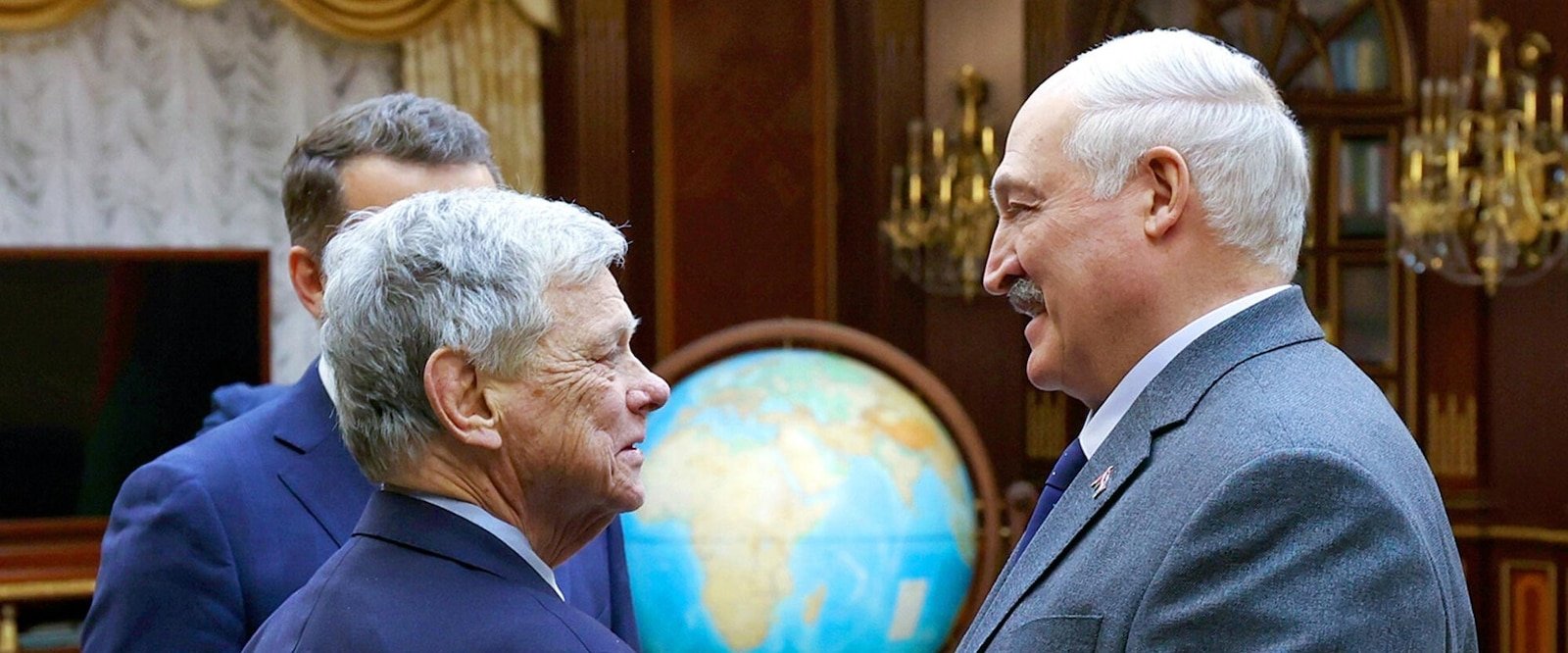 Estados Unidos ha dicho que levantará algunas sanciones comerciales contra Bielorrusia, aliado de Rusia.