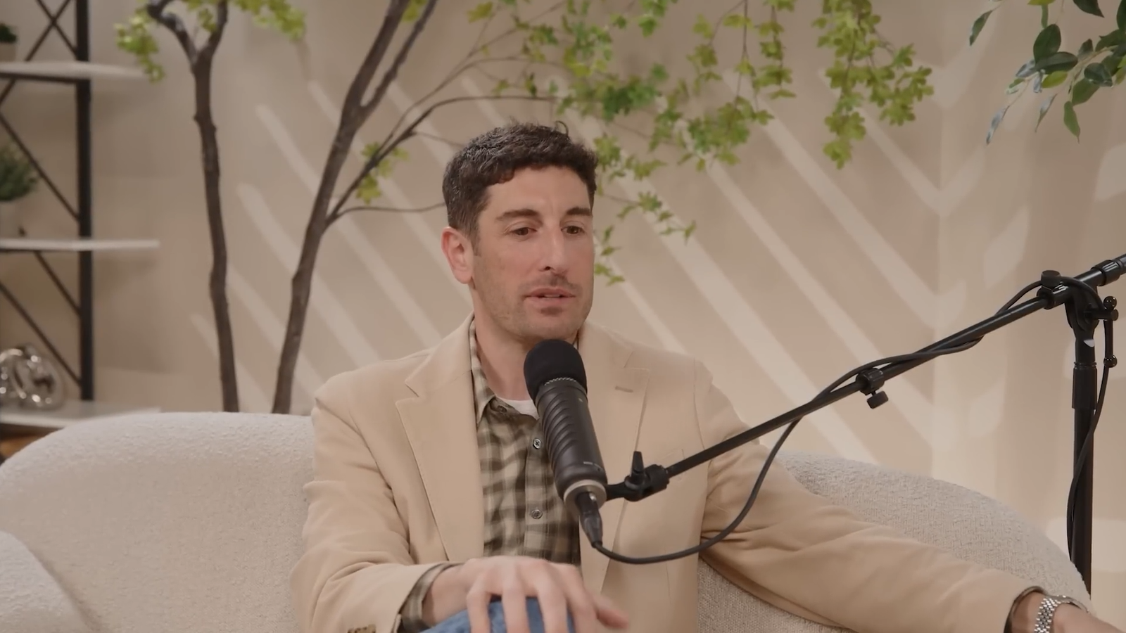 ¡Jason Biggs le muestra a un niño de 11 años esa escena de ‘American Pie’!