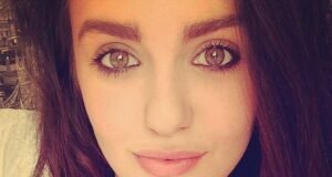 Un funcionario de prisiones enamorado le dijo a un gángster encarcelado que estaba «literalmente rogando» tener su bebé, y fue visto llevándolo a una oficina cerrada para un encuentro sexual ilícito.