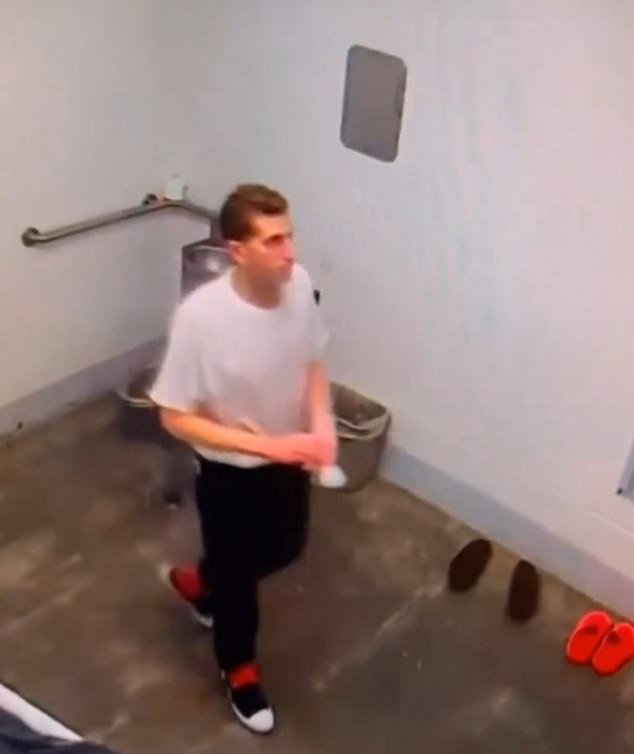 Las retorcidas súplicas de Brian Kohberger desde tras las rejas enferman a los guardias de prisión mientras nuevas imágenes de los asesinatos de Idaho revelan su brutalidad.