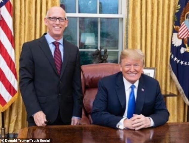 Donald Trump rinde homenaje al creador de Dilbert, Scott Adams, tras cancelar la muerte por cáncer del artista a los 68 años