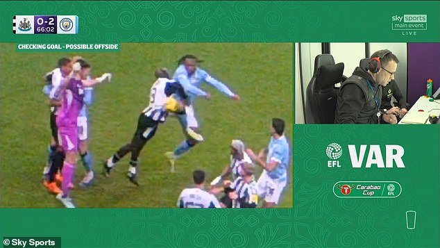 El choque de la Copa Carabao del Manchester City contra Newcastle se retrasó seis minutos después de la indignación del VAR, ya que el segundo gol de Antoine Semenyo finalmente fue anulado por «fuera de juego subjetivo».