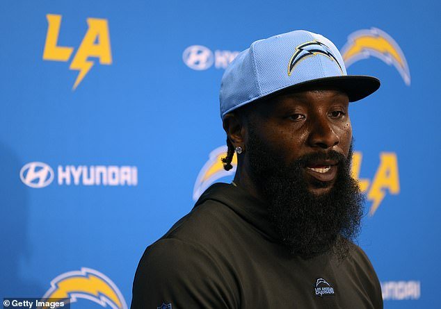 ¿Padre insistente? El asistente de los Chargers, Navro Bowman, renunció a su trabajo para concentrarse en la prometedora carrera de baloncesto de su hijo.
