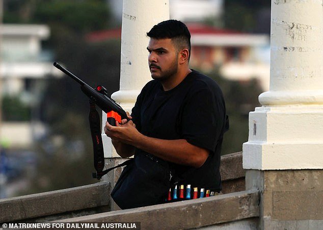 Estaba dentro de un Supermax. Esta es la realidad del primer mes de cárcel del terrorista de Bondi, Naveed Akram… Se ha revelado un vídeo grabado con un visitante en su celda.