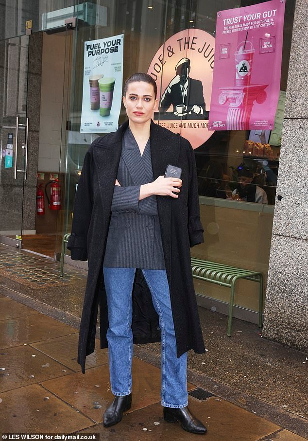 La actriz de Bridgerton, que luchó contra un ‘sociópata’ en Joe & The Juice, dice que no confía en que la policía la proteja cuando él sea liberado y admite que está más segura en India que en Londres.