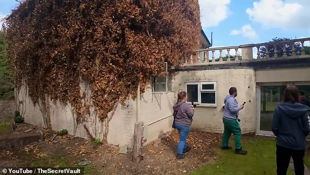 La policía está investigando una serie de allanamientos en la mansión abandonada de 5,7 millones de libras esterlinas de Sir Bruce Forsyth en una finca ultraexclusiva de Surrey.