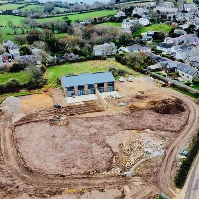 Desarrollador acusado de causar un ‘apocalipsis’ en un pintoresco pueblo de Cornualles después de convertir un granero en casas de nueva construcción de £ 1 millón