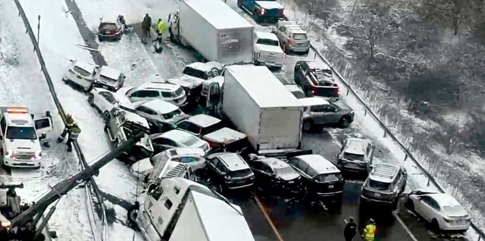 Los estadounidenses se preparan para una tormenta invernal ‘catastrófica’ mientras cientos de automóviles chocan en carreteras heladas: actualizaciones en vivo