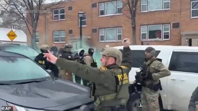 Se ve al jefe de Aduanas y Protección Fronteriza arrojando latas de gasolina a manifestantes anti-ICE en Minneapolis