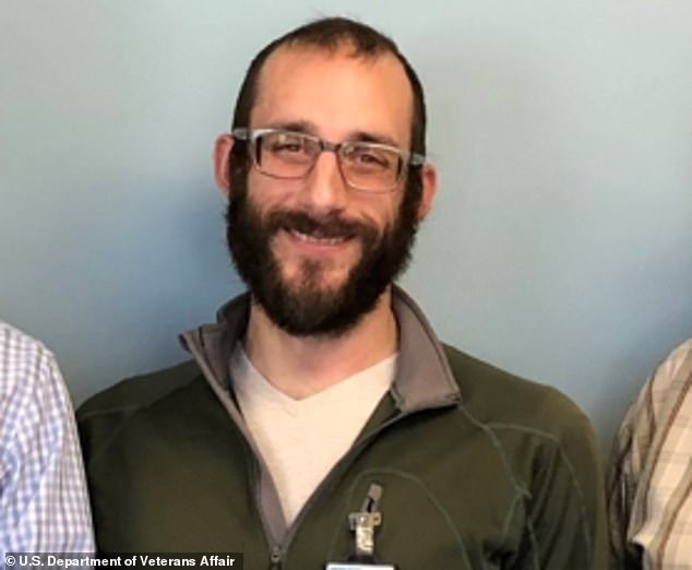 Los fanáticos del baloncesto de Minnesota organizan una protesta contra ICE mientras el entrenador reacciona entre lágrimas después del tiroteo de Alex Pretti