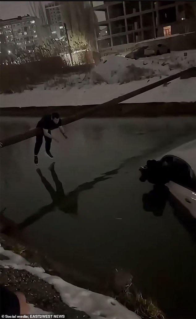 Un niño pequeño fue rescatado por los servicios de emergencia después de que se saliera de la carretera y cayera en un canal de alta corriente.