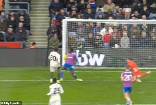Los fanáticos del Crystal Palace confunden el anuncio del VAR cuando el árbitro parece otorgar un penalti al Chelsea por una mano ‘involuntaria’