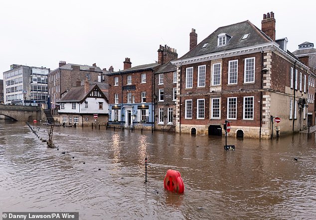 Las inundaciones azotaron York después de que el río Oose se desbordara, sumergiendo partes de la ciudad