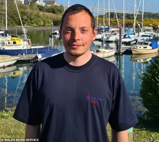 Momento en que el conductor de una lancha rápida estrella a un kayakista de 15 años contra una embarcación llena de pasajeros a 40 kilómetros por hora